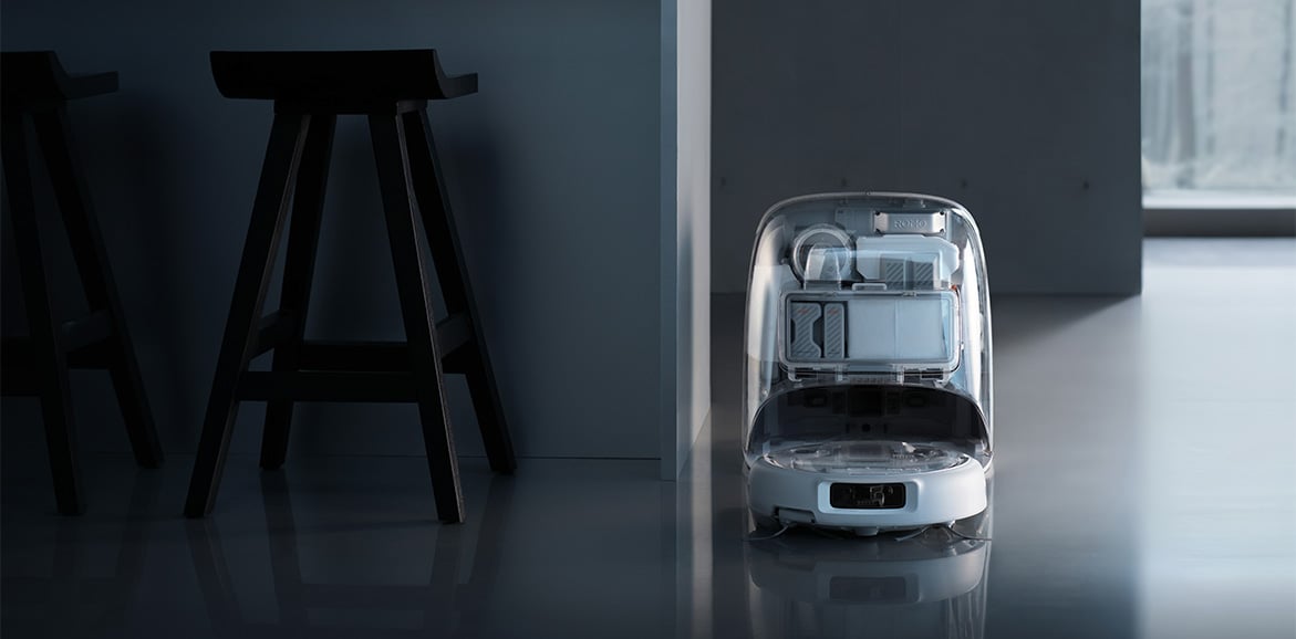 Robot sprzątający DJI ROMO P w stacji dokującej w kuchni